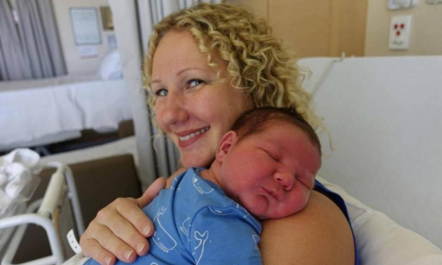 «Με έναν πόνο»; Όχι και τόσο! Αυτός ο τεράστιος μπόμπιρας ζύγιζε 7 κιλά όταν γεννήθηκε (Pics)