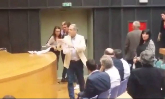 Άγριο ξύλο με πρωταγωνιστή τον Τζήμερο στο Περιφερειακό Συμβούλιο Αττικής (vid)