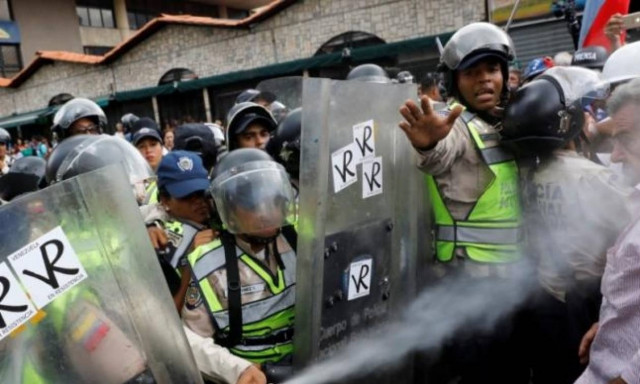 Βενεζουέλα: Επεισόδια στο Καράκας - Δακρυγόνα και άγριο ξύλο σε συνταξιούχους (pics)