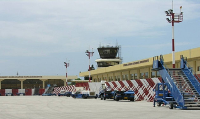 Τρόμος στη Σκιάθο: Γυναίκα χτύπησε υπάλληλο αεροδρομίου με σφυρί γιατί…