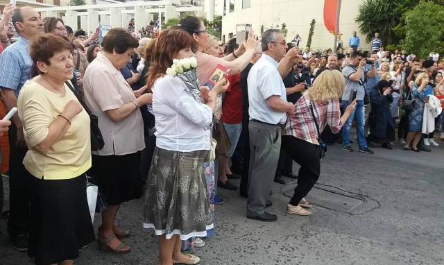 Στην Αθήνα το σκήνωμα της Αγίας Ελένης – Συγκίνηση από τους πιστούς (pics&vid)