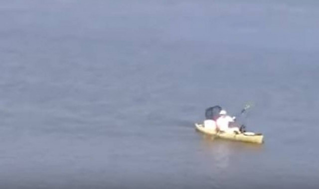 Τρόμος: Αλιγάτορας κυνηγά άνδρα που κάνει καγιάκ! (vid)