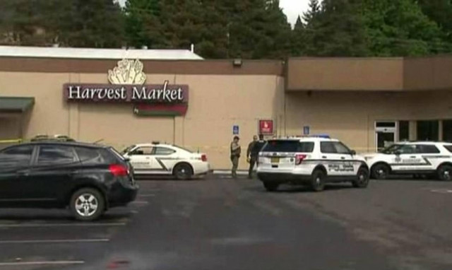 Φρίκη: Μπήκε σε σούπερ μάρκετ κρατώντας το κεφάλι της μητέρας του και μαχαίρωσε υπάλληλο (pics+vid)