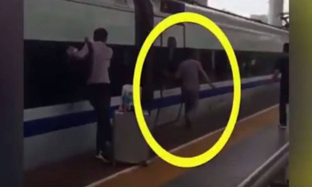 Αυτό πόνεσε! Πιάστηκε το χέρι του στην πόρτα του συρμού την ώρα της αναχώρησης (vid)