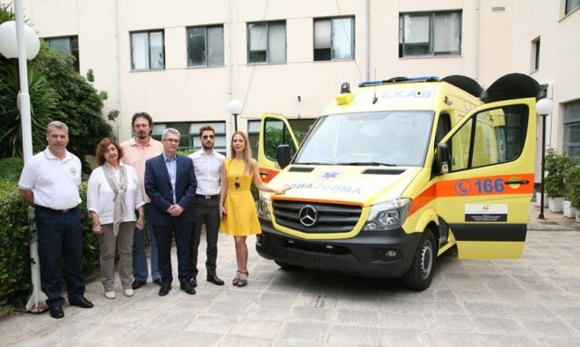 Δωρεά πλήρως εξοπλισμένου ασθενοφόρου στο ΕΚΑΒ