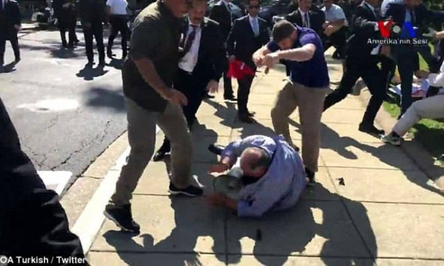 ΗΠΑ: Μπράβοι του Ερντογάν επιτέθηκαν σε Κούρδους διαδηλωτές στην Ουάσιγκτον - Απίστευτες εικόνες