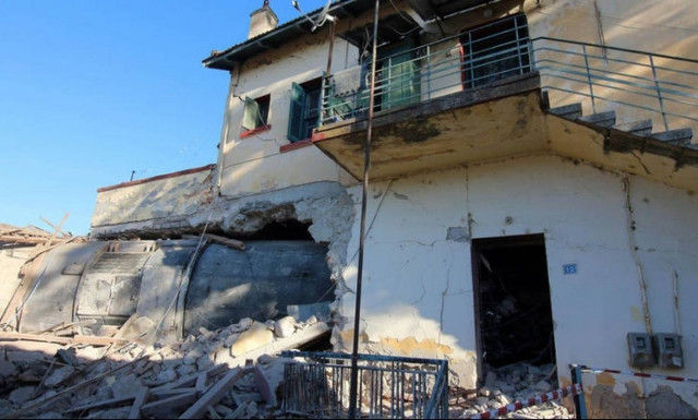 Άδενδρο: Καρέ – καρέ η κατεδάφιση του κτηρίου όπου έπεσε η μοιραία αμαξοστοιχία