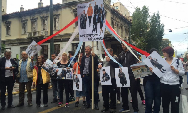 «Κάτω τα χέρια από μισθούς και συντάξεις» - Χιλιάδες πολίτες στους δρόμους κατά του νέου Μνημονίου