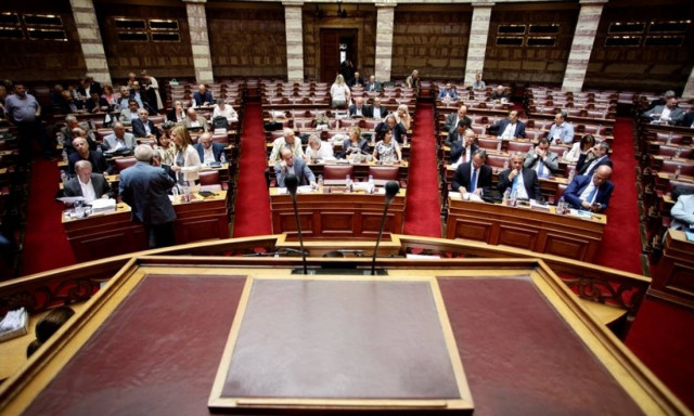 Στην Ολομέλεια το πολυνομοσχέδιο με τα σκληρά μέτρα