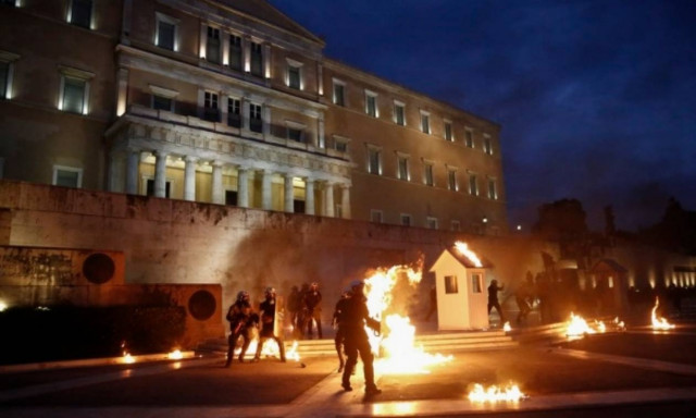 Επεισόδια στη Βουλή: Βίντεο με την καταδρομική επίθεση των αναρχικών