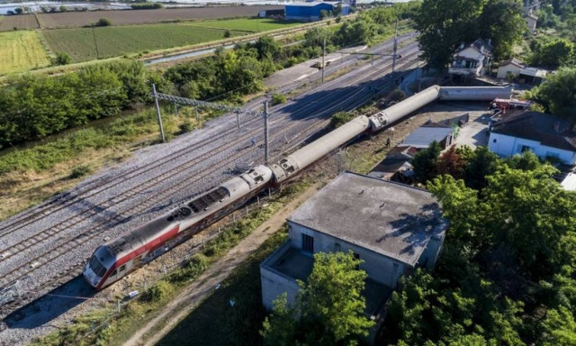 Εκτροχιασμός τρένου Θεσσαλονίκη: Γιατί δεν πάτησε φρένο ο μηχανοδηγός;