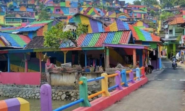 Γιατί συρρέουν χιλιάδες επισκέπτες σε αυτό το πολύχρωμο χωρίο της Ινδονησίας
