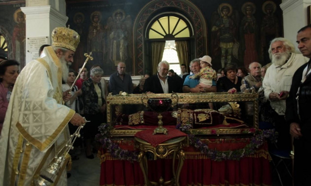 Λιτανεία του ιερού λειψάνου της Αγίας Ελένης στην Αγία Βαρβάρα (pics)