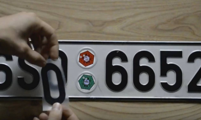 Βάζει ένα αυτοκόλλητο στους αριθμούς και δεν πληρώνει ποτέ πρόστιμο από κάμερα! (Βίντεο)