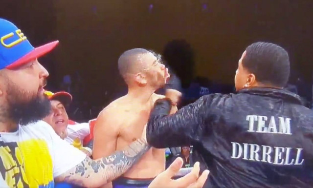 Η πιο σοκαριστική στιγμή στην ιστορία του μποξ μόλις συνέβη και είναι αυτή (ΠΡΟΣΟΧΗ ΣΚΛΗΡΕΣ ΕΙΚΟΝΕΣ)