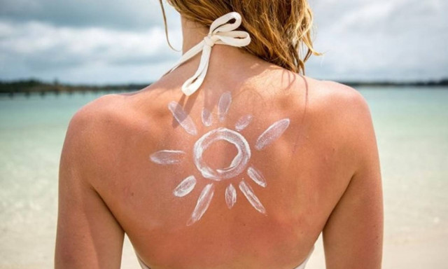 Οδηγός: Πώς να επιλέξεις το αντηλιακό που θα φορέσεις φέτος