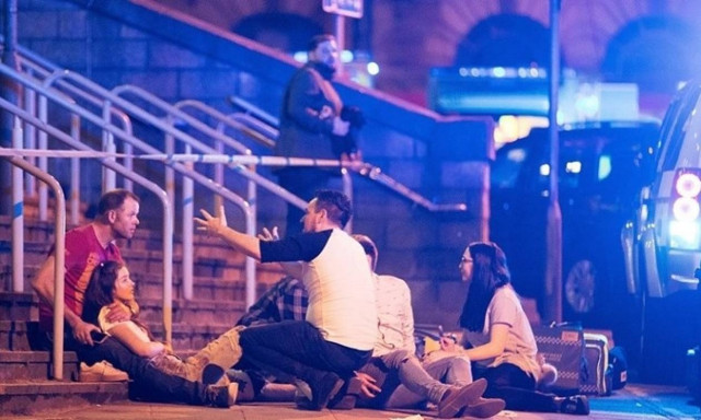 Έκρηξη στο Μάντσεστερ: Συγκλονιστικές εικόνες από τη σημείο της επίθεσης (pics)