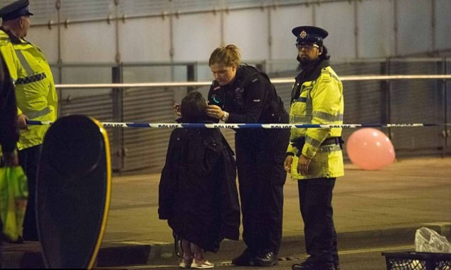 Έκρηξη Manchester: Συγκλονίζουν οι μαρτυρίες - «Το αίμα, ο ήχος, τα ανθρώπινα κομμάτια...»