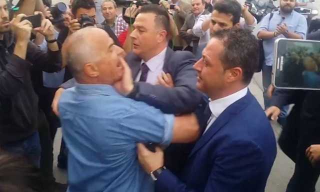 Ένταση στη Θεσσαλονίκη: Οπαδοί του ΠΑΟΚ αποδοκίμασαν τον πρόεδρο της ΝΔ