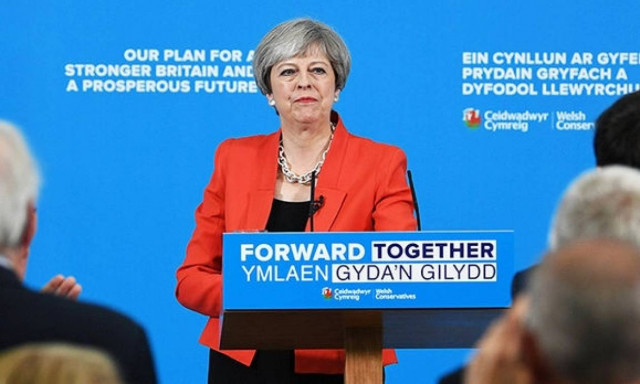 Έκρηξη στο Μάντσεστερ: Σοκαρισμένη η Τερέζα Μέι - Αναστέλλει την προεκλογική της εκστρατεία