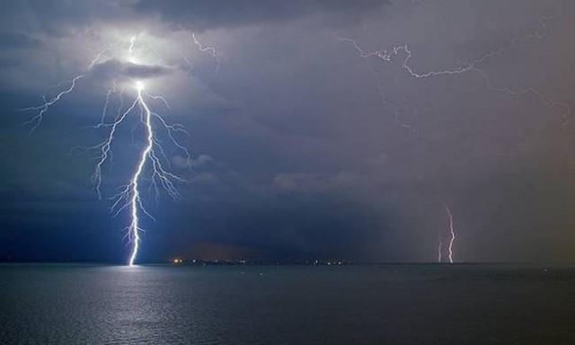 Καιρός τώρα: Σε ισχύ το Έκτακτο Δελτίο - Φθινοπωρινή η Παρασκευή με καταιγίδες και χαλαζοπτώσεις