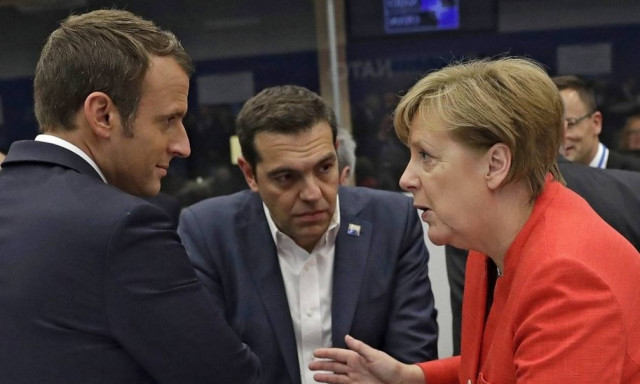 Ο Τσίπρας κάνει τα …πάντα για να φορέσει γραβάτα: «Παρακαλάει» Μέρκελ και Μακρόν για το χρέος