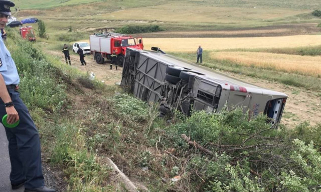 Ανατροπή λεωφορείου με μαθητές: Δείτε τις πρώτες φωτογραφίες