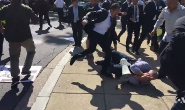 Ζητούν και τα «ρέστα» οι Τούρκοι για τις βιαιοπραγίες φρουρών του Ερντογάν στη Ουάσιγκτον (Pics)