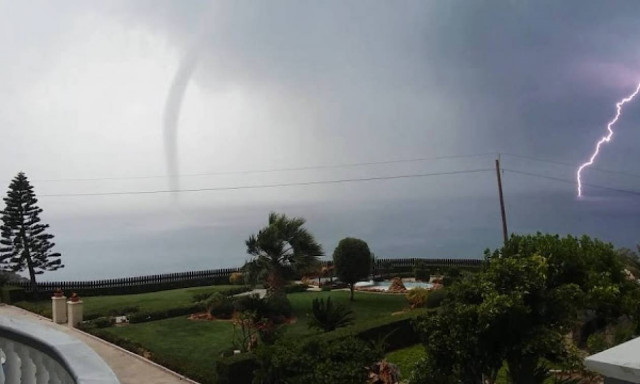 Καιρός: Ισχυρός ανεμοστρόβιλος σάρωσε τη Σητεία (pics&vids)
