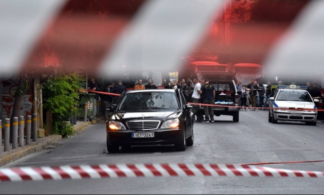 Λουκάς Παπαδήμος - Από τη Βουλή πέρασε το τρομο-δέμα που τραυμάτισε τον πρώην πρωθυπουργό