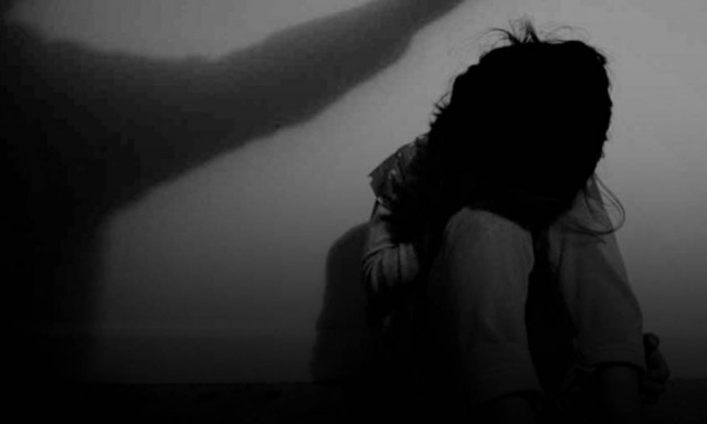 Βίντεο σοκ: Πατέρας ξυλοκοπεί άγρια την 14χρονη κόρη του στην Κρήτη