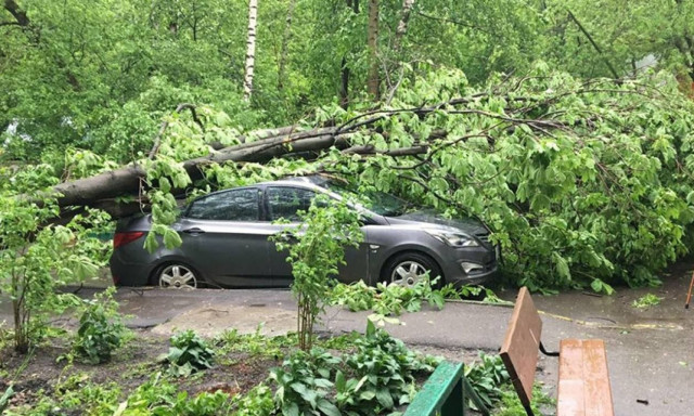 Φονική κακοκαιρία στη Μόσχα: Τουλάχιστον 7 νεκροί και 70 τραυματίες (pics+vids)