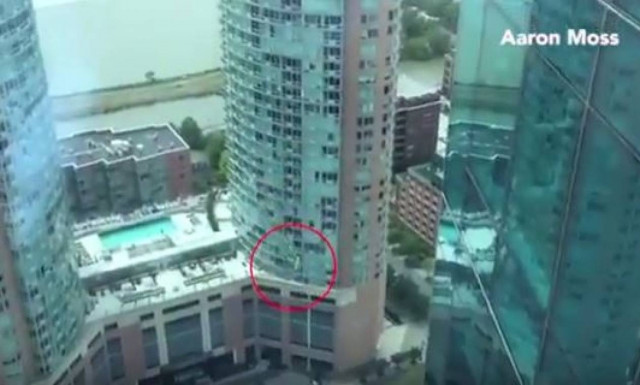 Bίντεο-Σοκ: Φριχτός θάνατος για αλεξιπτωτιστή κατά τη διάρκεια επίδειξης (ΠΡΟΣΟΧΗ! ΣΚΛΗΡΕΣ ΕΙΚΟΝΕΣ)