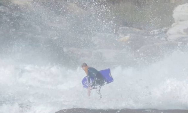 Βίντεο που κόβει την ανάσα: Γιγάντιο κύμα σηκώνει στα ύψη σέρφερ και τον «καταπίνει»