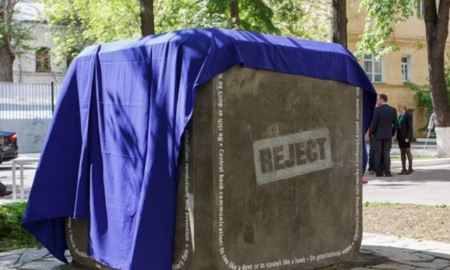 Στη Μόσχα το πρώτο στον κόσμο «Μνημείο του Ανώνυμου Ομότιμου Κριτή»!