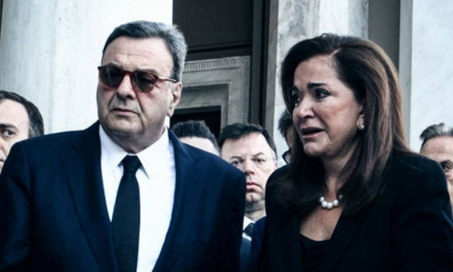 Κηδεία Μητσοτάκη: Η στιγμή που ο Ισίδωρος Κούβελος λιποθυμά στην Μητρόπολη (vid)