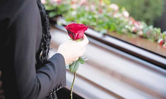 Σάλος στην Πάτρα: Ερωτικό βίντεο χήρας με το... νεκροθάφτη!