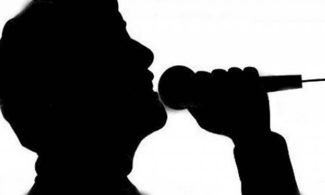 Σοκ! Τραγουδιστής έπιασε τη σύντροφό του να «εργάζεται» ως συνοδός πολυτελείας