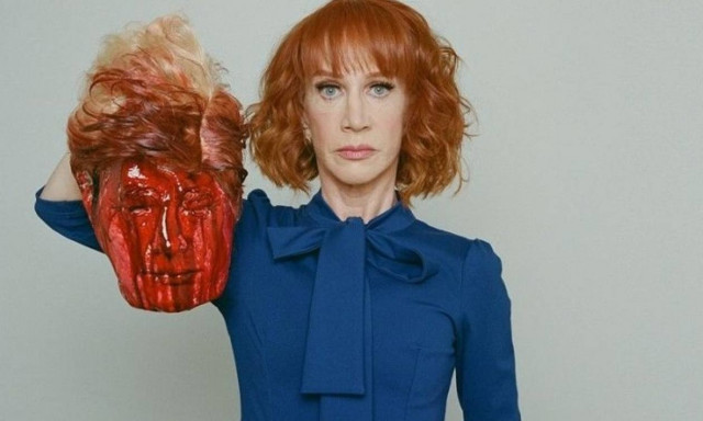 Οργή Τραμπ για την φωτογραφία διάσημης κωμικού που τον απαθανατίζει αποκεφαλισμένο