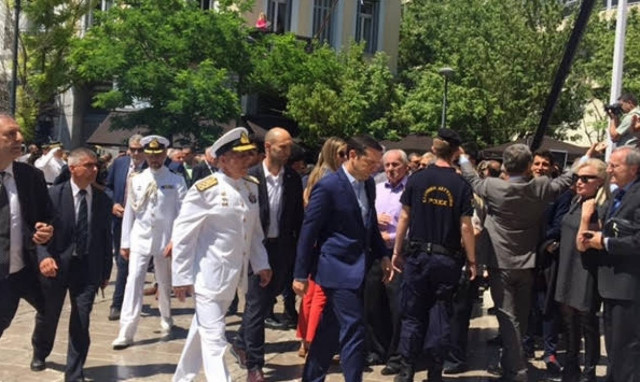 Γιούχαραν τον Τσίπρα στην κηδεία του Μητσοτάκη - Δείτε το βίντεο