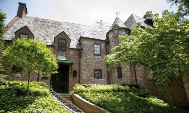 Αυτό είναι το σπίτι-«πύργος» που αγόρασαν οι Ομπάμα στην Ουάσινγκτον