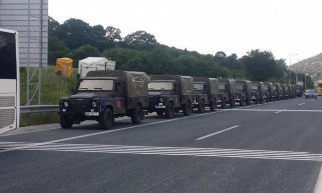 «Μπλόκο» σε αλβανική ΝΑΤΟϊκή αυτοκινητοπομπή από το ΚΚΕ