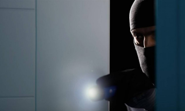 Ημαθία: Κλέφτης πήδηξε από το μπαλκόνι για να γλιτώσει και έσπασε τα πόδια του