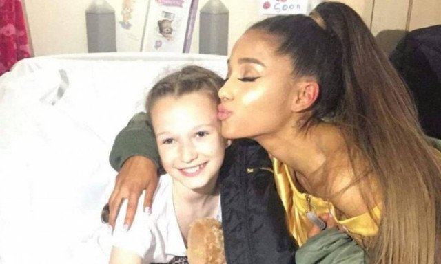 Μάντσεστερ: Η Αριάνα Γκράντε δίπλα στους τραυματίες της τρομοκρατικής επίθεσης (pics)