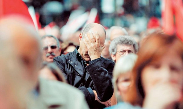 Ξεκίνησαν τα «ψαλίδια» στα επιδόματα