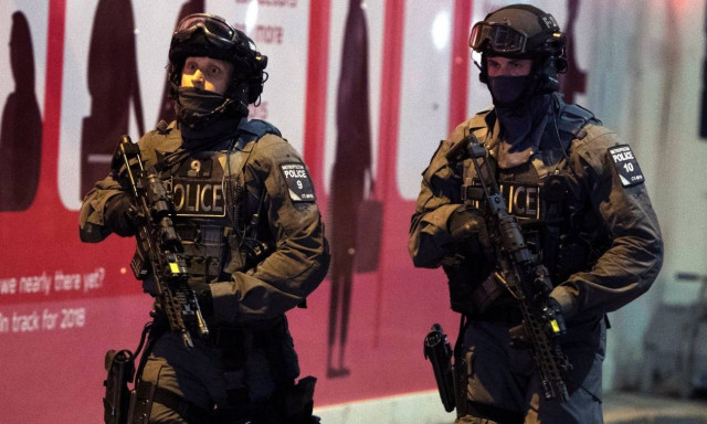 Επίθεση Λονδίνο: Συγκλονιστικό βίντεο από τη στιγμή που οι αστυνομικοί σκοτώνουν τους δράστες