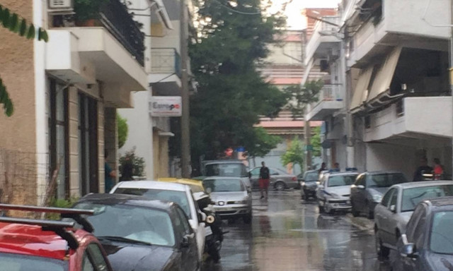 Φρίκη στο Ίλιον – 18χρονος έπεσε από μπαλκόνι με καρφωμένο μαχαίρι στο λαιμό