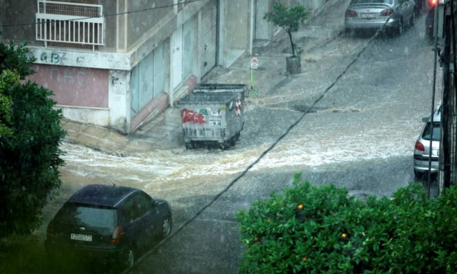 Καιρός: Χαλάζι και σφοδρές καταιγίδες στην Αττική - Άνοιξε η Πειραιώς (pics)