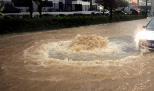 Η κακοκαιρία «χτύπησε» την Αττική - Πλημμύρισε και έκλεισε η Πειραιώς