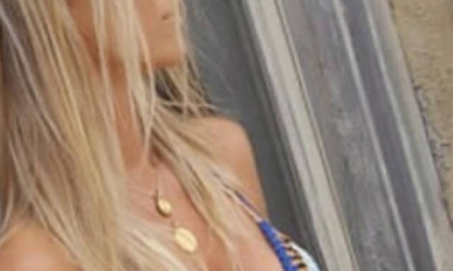 Η ψυχολόγος στη Μύκονο και το μικροσκοπικό μπικίνι της